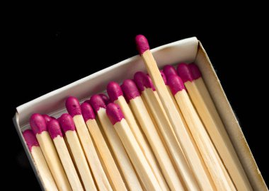 siyah zemin ahşap maçlar