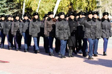 Petropavlovsk, Kazakistan - 07 Ekim 2017: İnşaat Petropavlovsk iç işleri Bakanlığı personeli gözden geçirme. Her türlü hava koşullarında hizmet için onay askerler hazır.