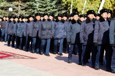 Petropavlovsk, Kazakistan - 07 Ekim 2017: İnşaat Petropavlovsk iç işleri Bakanlığı personeli gözden geçirme. Her türlü hava koşullarında hizmet için onay askerler hazır.