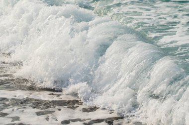 Sahilde dalgalar deniz manzara