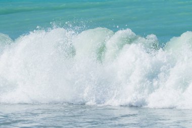 Sahilde dalgalar deniz manzara