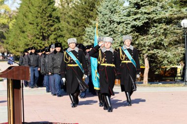 Petropavlovsk, Kazakistan - 07 Ekim 2017: İnşaat Petropavlovsk iç işleri Bakanlığı personeli gözden geçirme. Her türlü hava koşullarında hizmet için onay askerler hazır.
