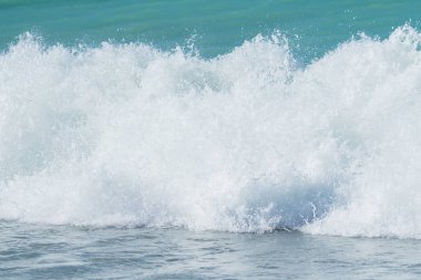 Sahilde dalgalar deniz manzara