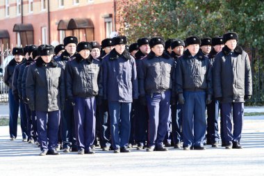 Petropavlovsk, Kazakistan - 07 Ekim 2017: İnşaat Petropavlovsk iç işleri Bakanlığı personeli gözden geçirme. Her türlü hava koşullarında hizmet için onay askerler hazır.