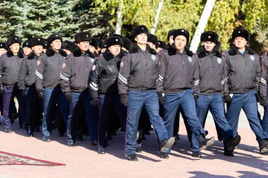 Petropavlovsk, Kazakistan - 07 Ekim 2017: İnşaat Petropavlovsk iç işleri Bakanlığı personeli gözden geçirme. Her türlü hava koşullarında hizmet için onay askerler hazır.