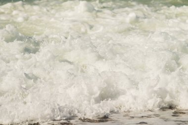 Sahilde dalgalar deniz manzara