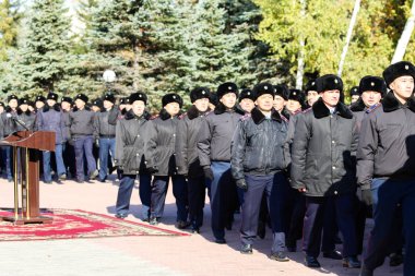 Petropavlovsk, Kazakistan - 07 Ekim 2017: İnşaat Petropavlovsk iç işleri Bakanlığı personeli gözden geçirme. Her türlü hava koşullarında hizmet için onay askerler hazır.