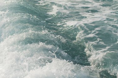 Sahilde dalgalar deniz manzara