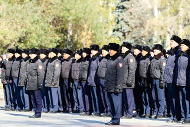 Petropavlovsk, Kazakistan - 07 Ekim 2017: İnşaat Petropavlovsk iç işleri Bakanlığı personeli gözden geçirme. Her türlü hava koşullarında hizmet için onay askerler hazır.