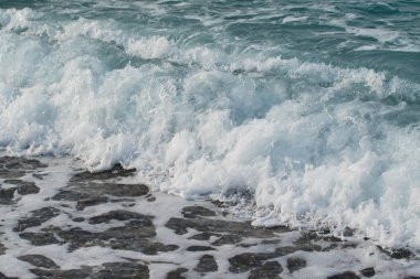 Sahilde dalgalar deniz manzara