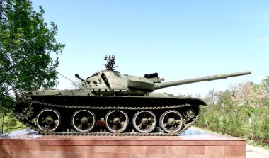 Askeri makine tank, zırhlı personel taşıyıcı sokakta