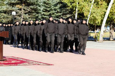 Petropavlovsk, Kazakistan - 07 Ekim 2017: İnşaat Petropavlovsk iç işleri Bakanlığı personeli gözden geçirme. Her türlü hava koşullarında hizmet için onay askerler hazır.