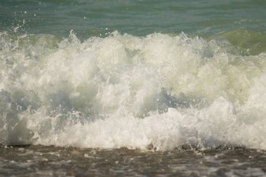 Sahilde dalgalar deniz manzara