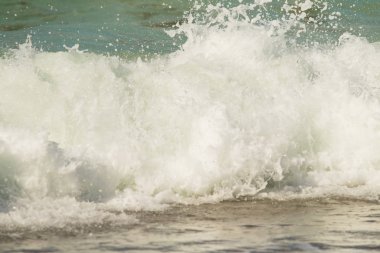 Sahilde dalgalar deniz manzara