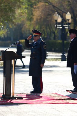 Petropavlovsk, Kazakistan - 07 Ekim 2017: İnşaat Petropavlovsk iç işleri Bakanlığı personeli gözden geçirme. Her türlü hava koşullarında hizmet için onay askerler hazır.