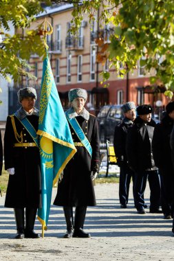 Petropavlovsk, Kazakistan - 07 Ekim 2017: İnşaat Petropavlovsk iç işleri Bakanlığı personeli gözden geçirme. Her türlü hava koşullarında hizmet için onay askerler hazır.