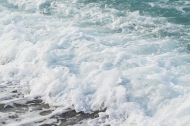 Sahilde dalgalar deniz manzara