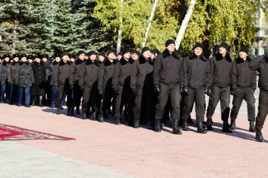 Petropavlovsk, Kazakistan - 07 Ekim 2017: İnşaat Petropavlovsk iç işleri Bakanlığı personeli gözden geçirme. Her türlü hava koşullarında hizmet için onay askerler hazır.