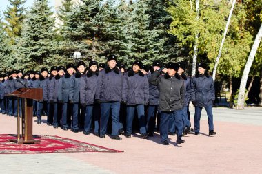 Petropavlovsk, Kazakistan - 07 Ekim 2017: İnşaat Petropavlovsk iç işleri Bakanlığı personeli gözden geçirme. Her türlü hava koşullarında hizmet için onay askerler hazır.