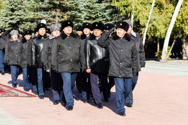 Petropavlovsk, Kazakistan - 07 Ekim 2017: İnşaat Petropavlovsk iç işleri Bakanlığı personeli gözden geçirme. Her türlü hava koşullarında hizmet için onay askerler hazır.