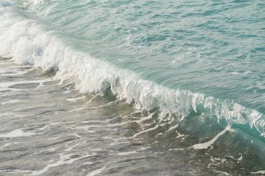 Sahilde dalgalar deniz manzara