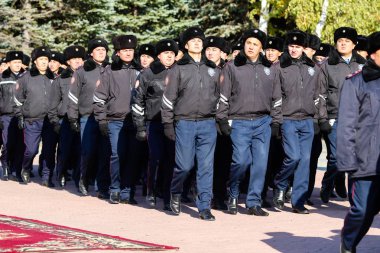 Petropavlovsk, Kazakistan - 07 Ekim 2017: İnşaat Petropavlovsk iç işleri Bakanlığı personeli gözden geçirme. Her türlü hava koşullarında hizmet için onay askerler hazır.