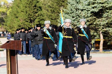 Petropavlovsk, Kazakistan - 07 Ekim 2017: İnşaat Petropavlovsk iç işleri Bakanlığı personeli gözden geçirme. Her türlü hava koşullarında hizmet için onay askerler hazır.