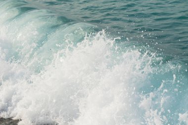 Sahilde dalgalar deniz manzara