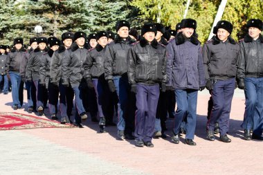 Petropavlovsk, Kazakistan - 07 Ekim 2017: İnşaat Petropavlovsk iç işleri Bakanlığı personeli gözden geçirme. Her türlü hava koşullarında hizmet için onay askerler hazır.