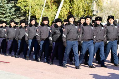 Petropavlovsk, Kazakistan - 07 Ekim 2017: İnşaat Petropavlovsk iç işleri Bakanlığı personeli gözden geçirme. Her türlü hava koşullarında hizmet için onay askerler hazır.