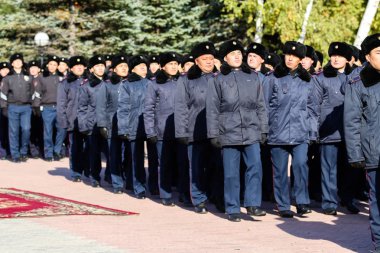 Petropavlovsk, Kazakistan - 07 Ekim 2017: İnşaat Petropavlovsk iç işleri Bakanlığı personeli gözden geçirme. Her türlü hava koşullarında hizmet için onay askerler hazır.