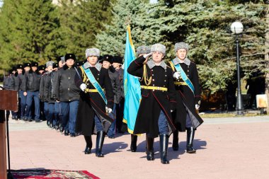 Petropavlovsk, Kazakistan - 07 Ekim 2017: İnşaat Petropavlovsk iç işleri Bakanlığı personeli gözden geçirme. Her türlü hava koşullarında hizmet için onay askerler hazır.