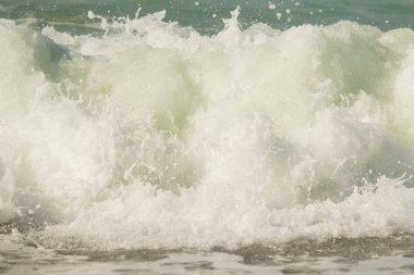 Sahilde dalgalar deniz manzara