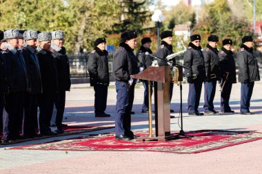 Petropavlovsk, Kazakistan - 07 Ekim 2017: İnşaat Petropavlovsk iç işleri Bakanlığı personeli gözden geçirme. Her türlü hava koşullarında hizmet için onay askerler hazır.