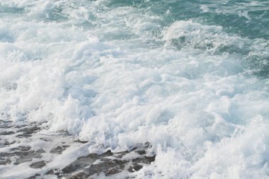 Sahilde dalgalar deniz manzara