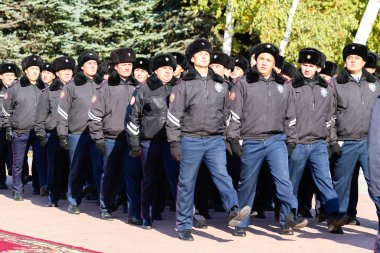 Petropavlovsk, Kazakistan - 07 Ekim 2017: İnşaat Petropavlovsk iç işleri Bakanlığı personeli gözden geçirme. Her türlü hava koşullarında hizmet için onay askerler hazır.