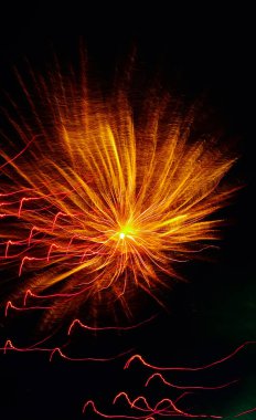 siyah bir arka plan üzerinde havai fişek bulanık ışıkları