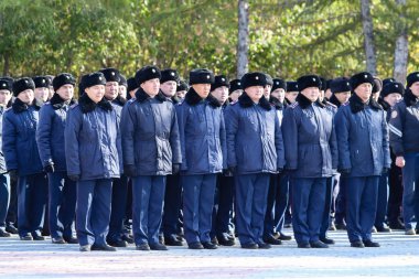 Petropavlovsk, Kazakistan - 07 Ekim 2017: İnşaat Petropavlovsk iç işleri Bakanlığı personeli gözden geçirme. Her türlü hava koşullarında hizmet için onay askerler hazır.