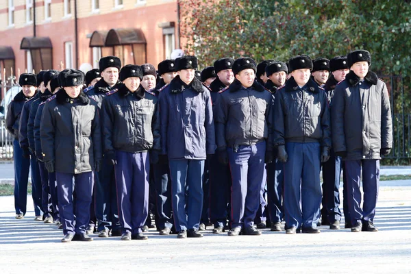 ペトロパブロフスク内部事務部門の人員のペトロパブロフスク カザフスタン 2017 建設中 すべての気象条件でサービスの兵士準備をチェックします — ストック写真