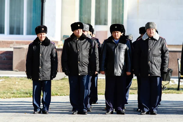 ペトロパブロフスク内部事務部門の人員のペトロパブロフスク カザフスタン 2017 建設中 すべての気象条件でサービスの兵士準備をチェックします — ストック写真