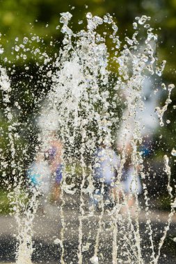Su çeşme, bulanık arka plan, soyutlama jetleri