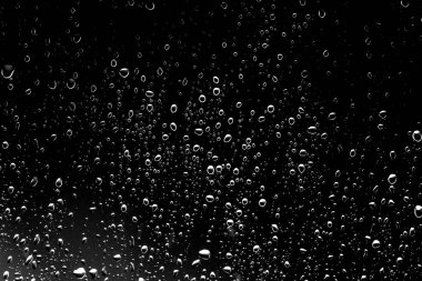 Siyah cam üzerinde yağmur damlaları
