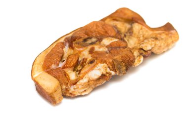 Beyaz arka planda izole edilmiş tütsülenmiş et