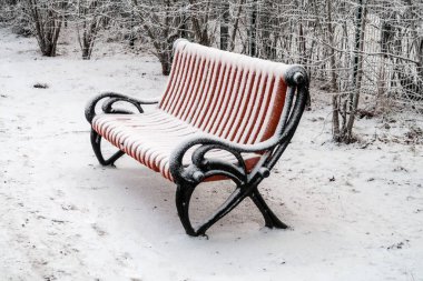 karda parkta ahşap Bank