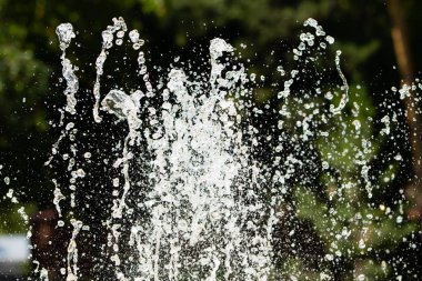 Su çeşme, bulanık arka plan, soyutlama jetleri