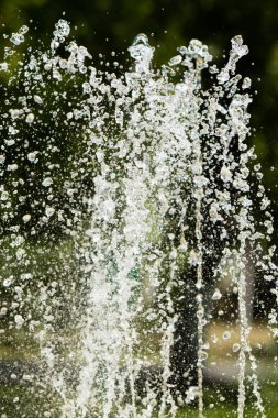 Su çeşme, bulanık arka plan, soyutlama jetleri