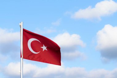 Gökyüzüne karşı Türk bayrağı