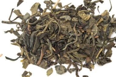 Beyaz arkaplanda kuru yeşil çay