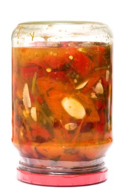 dolmalık biber Lecho beyaz arka plan üzerinde bir kavanoz içinde