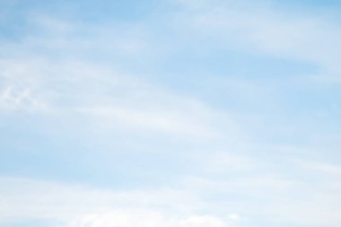 Mavi gökyüzü arka planında sirus bulutları